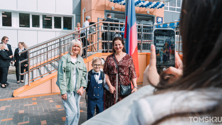 Белые бантики и улыбки: первые звонки прозвенели для юных томичей в День знаний