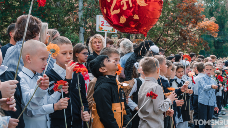 Белые бантики и улыбки: первые звонки прозвенели для юных томичей в День знаний