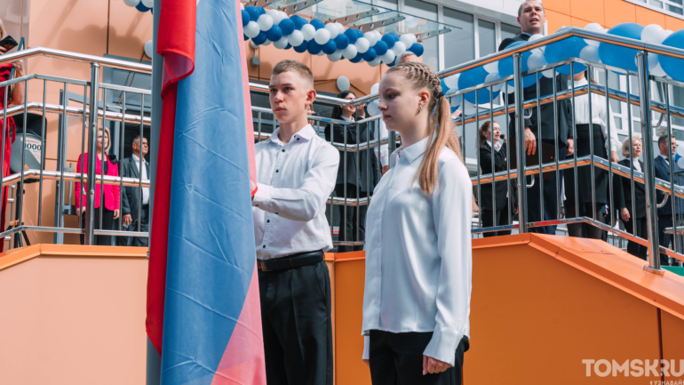 Белые бантики и улыбки: первые звонки прозвенели для юных томичей в День знаний