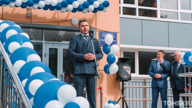 Белые бантики и улыбки: первые звонки прозвенели для юных томичей в День знаний