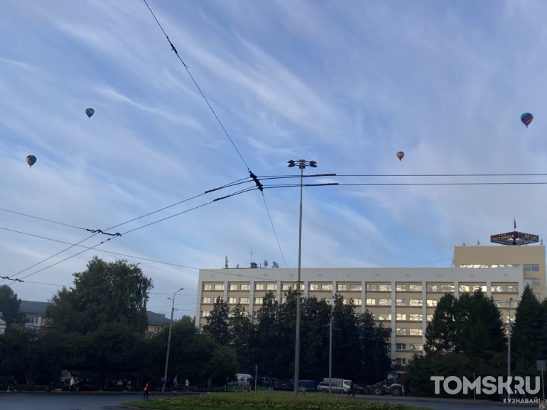 В небо Томска поднялись первые воздушные шары фестиваля «ВВЕРХФЕСТ2025»