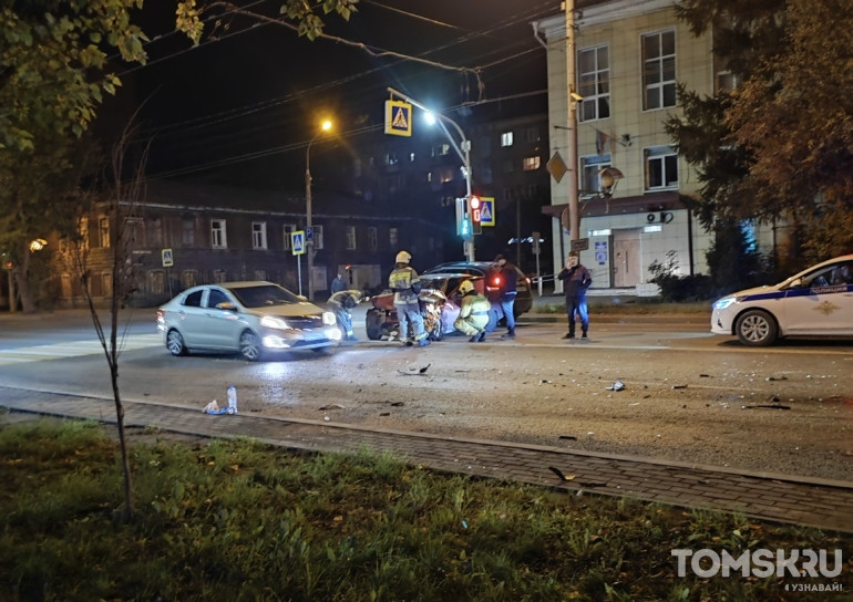 Ночное ДТП на проспекте Ленина в Томске собрало пожарных, скорую и ДПС