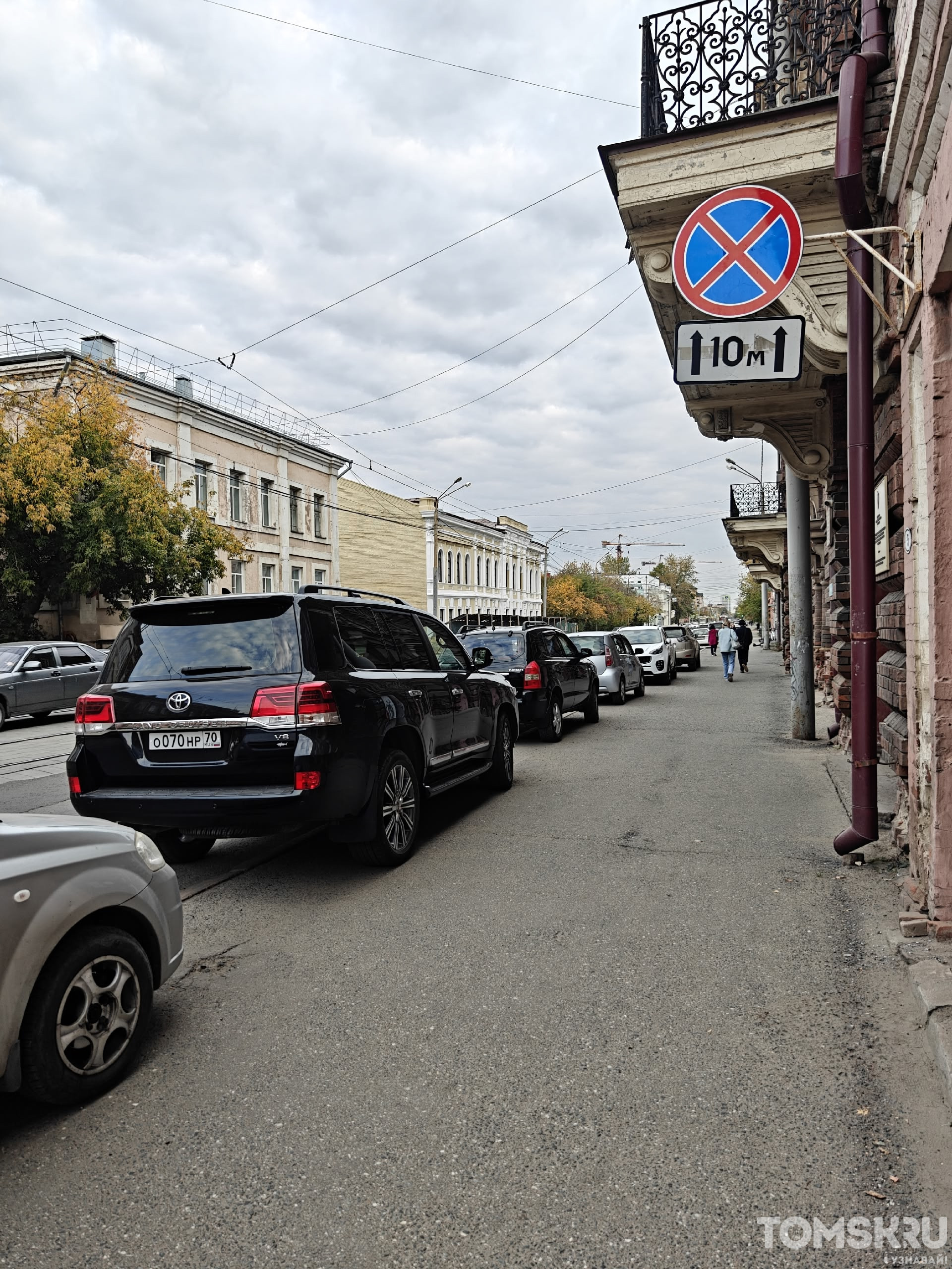Мастера томской парковки: нарушения под знаками или стоянка в клумбе
