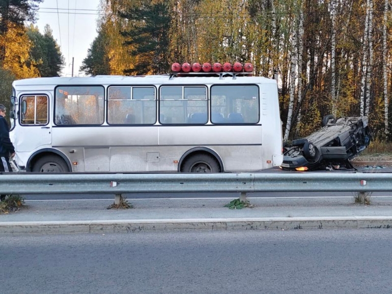 Mitsubishi перевернулся после столкновения с маршруткой в Томске