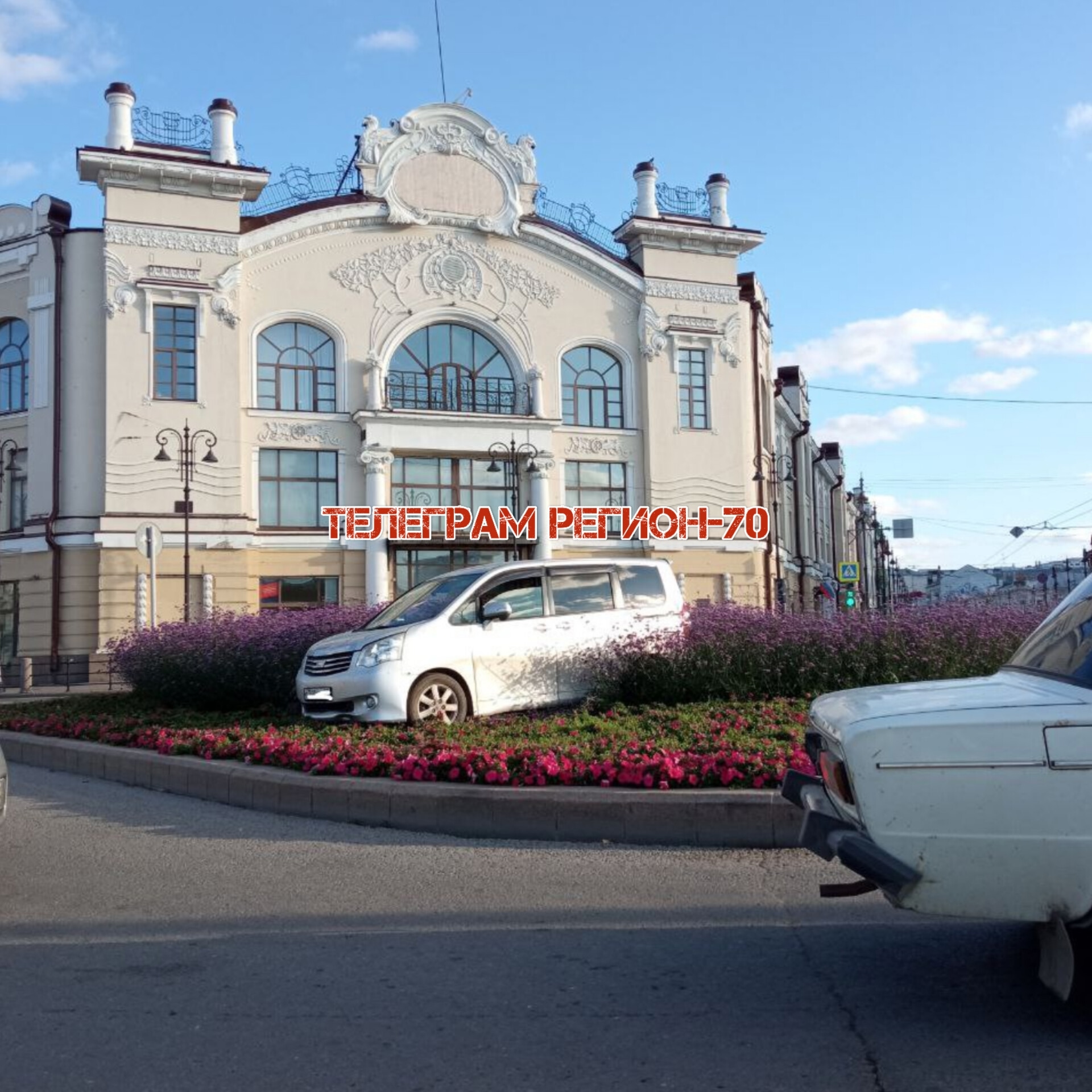 Мастера томской парковки: нарушения под знаками или стоянка в клумбе