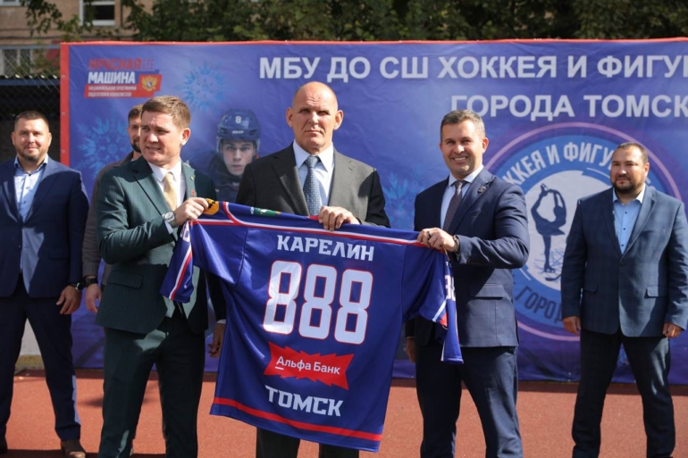 Александр Карелин принял участие в открытии спортивной площадки школы хоккея и фигурного катания