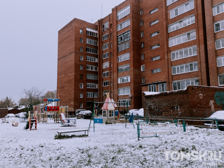 Вице-мэр Томска проверил благоустройство дворов на Спичфабрике