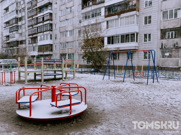 Вице-мэр Томска проверил благоустройство дворов на Спичфабрике