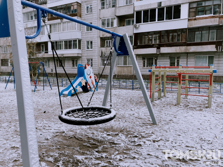 Вице-мэр Томска проверил благоустройство дворов на Спичфабрике
