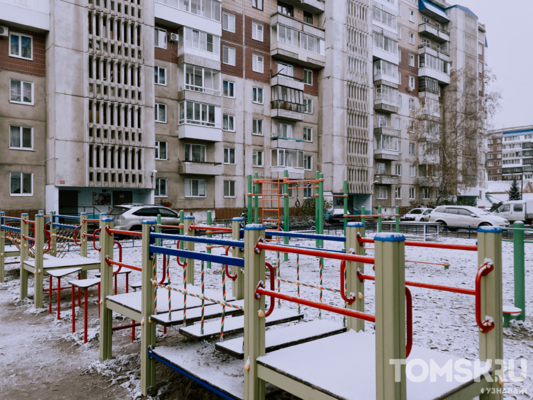 Вице-мэр Томска проверил благоустройство дворов на Спичфабрике