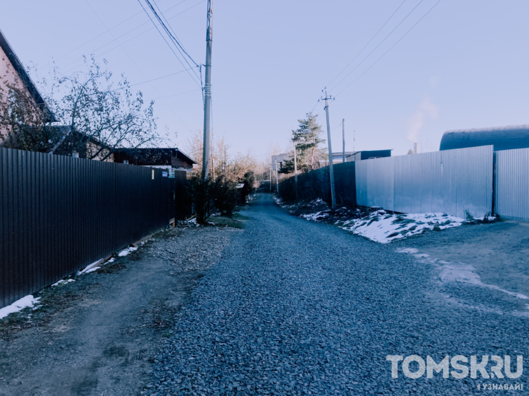 В томском Лоскутово отсыпали щебнем почти полтора километра дорог