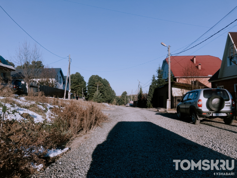 В томском Лоскутово отсыпали щебнем почти полтора километра дорог