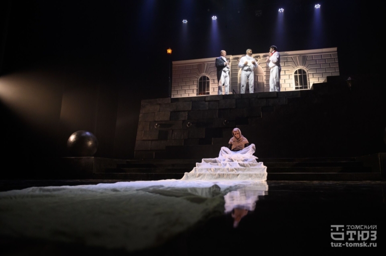 Последний Достоевский в ТЮЗе или Гоголь в Драме: театральная афиша Томска