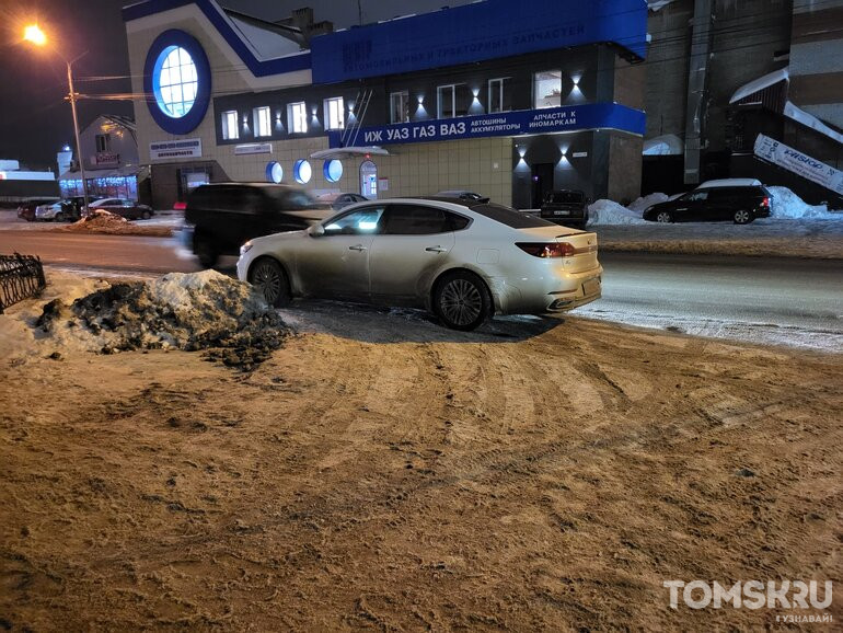 Мастера томской парковки: заблокированные остановки или частные стоянки