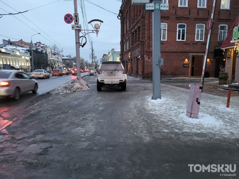 Мастера томской парковки: перекрытая «зебра» или трюкачи на тротуарах