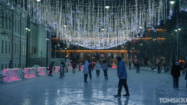Зажжение елки, забег Дедов Морозов, катки и русский брендбук: власти Томска рассказали о подготовке к Новому году