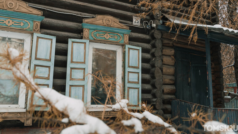 Первый снег в Томске: деревья, деревянные дома и одна кошка