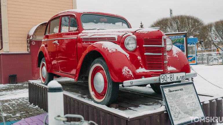 Первый снег в Томске: деревья, деревянные дома и одна кошка
