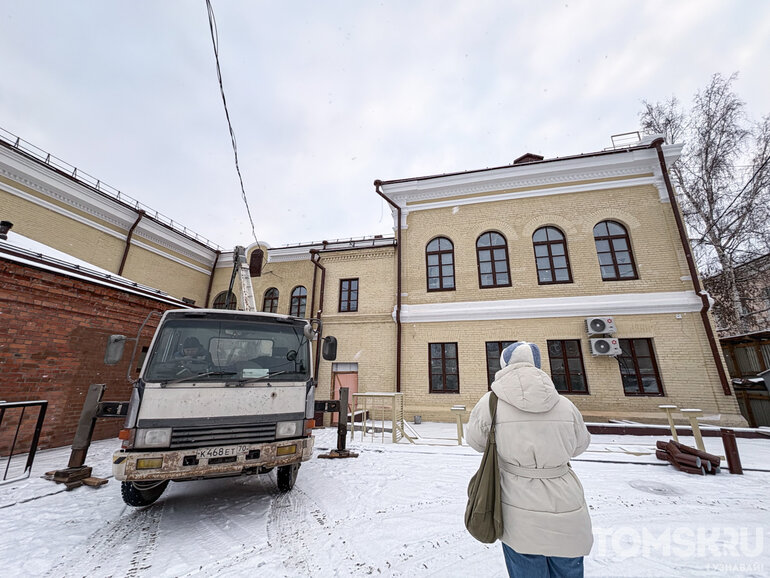 В Томске закончили ремонт фасада Дома молодежи на Розочке