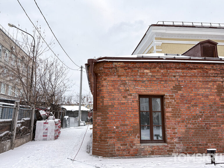 В Томске закончили ремонт фасада Дома молодежи на Розочке