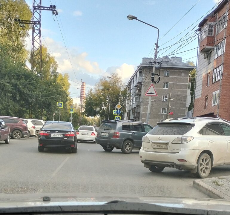 Мастера томской парковки: заблокированные остановки или частные стоянки