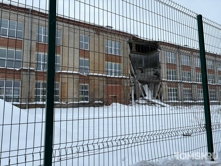 Стена бывшего оборонного завода «Контур» рухнула в Томске