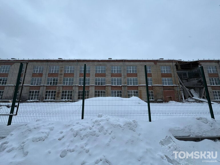 Стена бывшего оборонного завода «Контур» рухнула в Томске