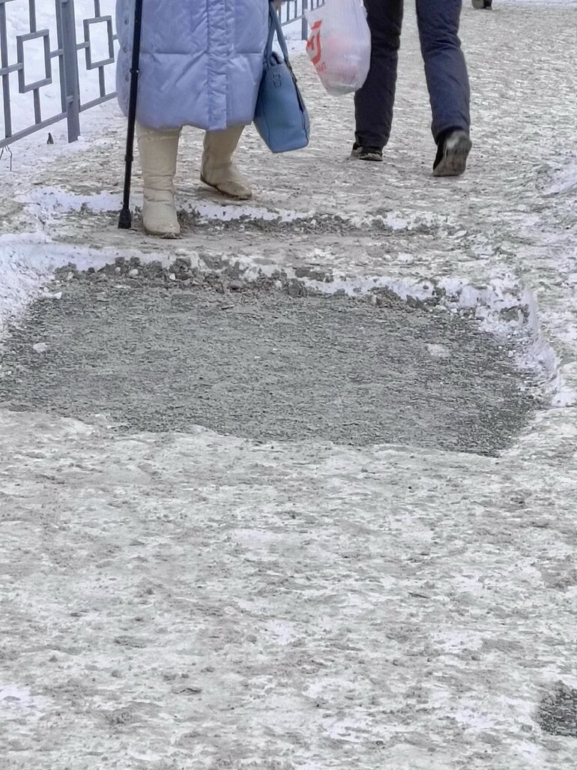 Томичи предлагают посыпать тротуары кофейным жмыхом — после жалоб на гололед