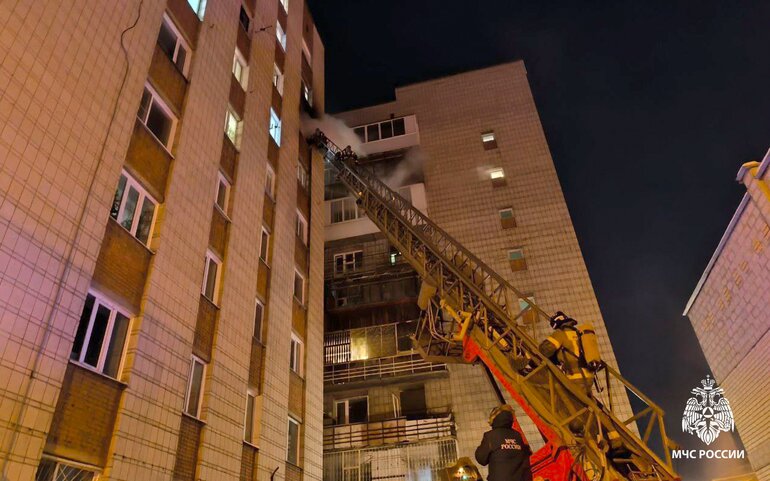 Томские пожарные спасли 27 человек из многоэтажки на Мюнниха