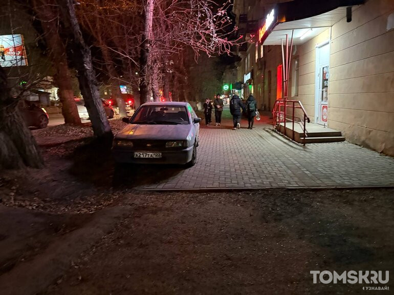 Мастера томской парковки: заблокированные остановки или частные стоянки