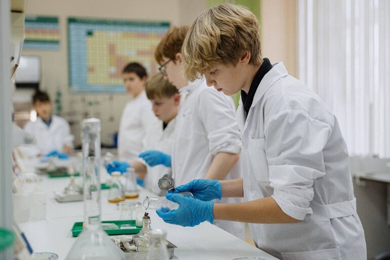 В томской школе при поддержке «Газпромнефть-Востока» будут готовить юных биотехнологов