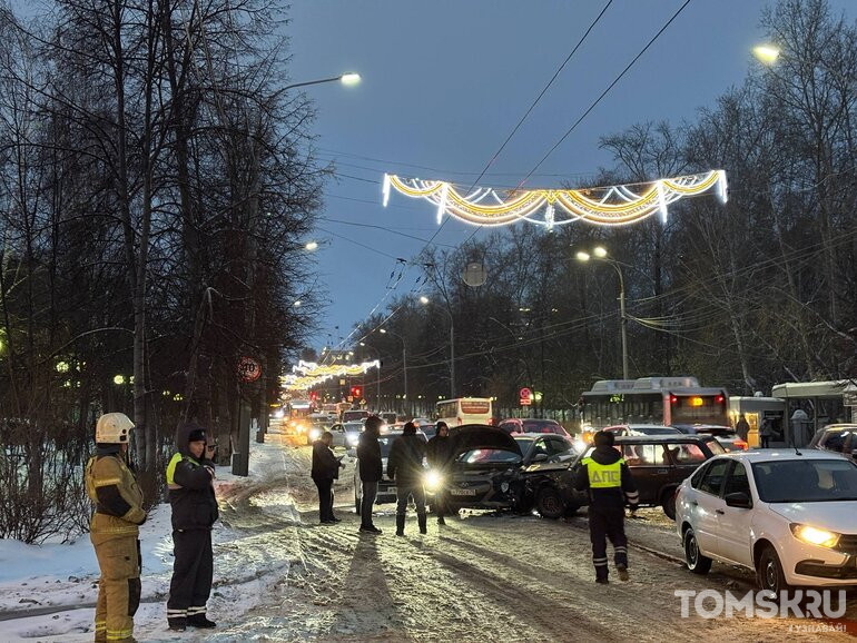 ДТП в центре Томска парализовали движение на Ленина