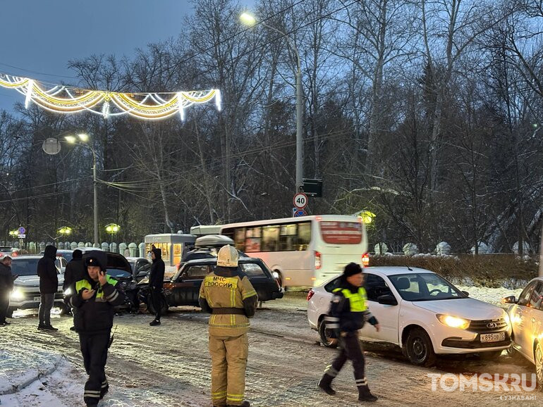 ДТП в центре Томска парализовали движение на Ленина
