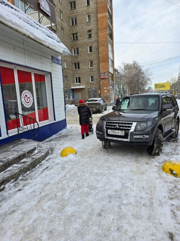 Мастера томской парковки: короли тротуара против всех