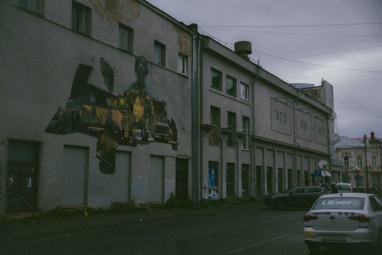 Со стены томского «Киномира» исчез ассамбляж, созданный в рамках фестиваля искусств «мУкА»