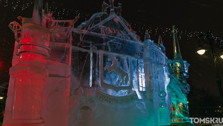 «Хрустальный Томск»-2025: мастера закончили ваять ледяные фигуры на Ново-Соборной