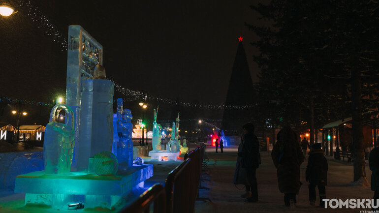 «Хрустальный Томск»-2025: мастера закончили ваять ледяные фигуры на Ново-Соборной