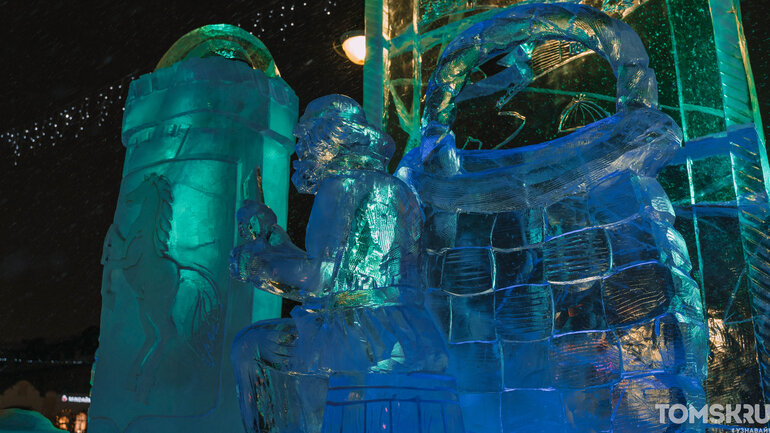 «Хрустальный Томск»-2025: мастера закончили ваять ледяные фигуры на Ново-Соборной