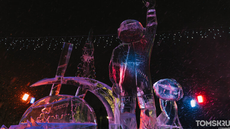 «Хрустальный Томск»-2025: мастера закончили ваять ледяные фигуры на Ново-Соборной