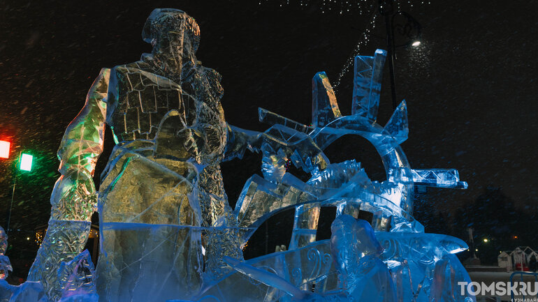 «Хрустальный Томск»-2025: мастера закончили ваять ледяные фигуры на Ново-Соборной