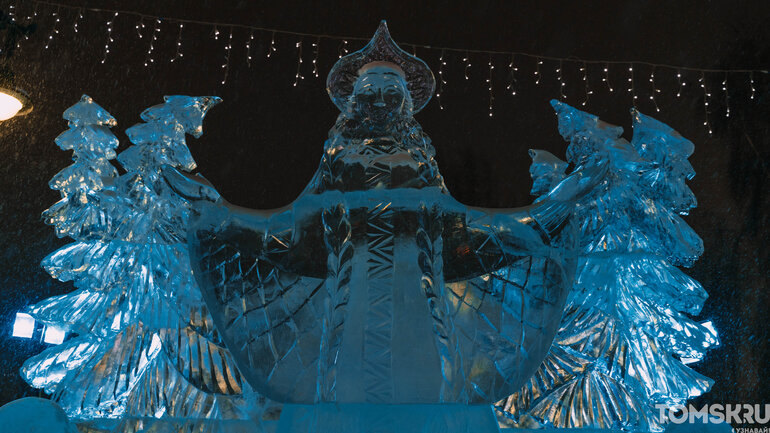 «Хрустальный Томск»-2025: мастера закончили ваять ледяные фигуры на Ново-Соборной