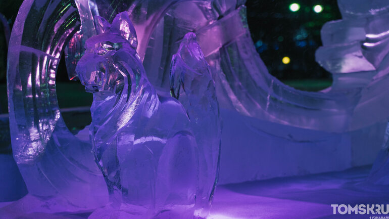 «Хрустальный Томск»-2025: мастера закончили ваять ледяные фигуры на Ново-Соборной