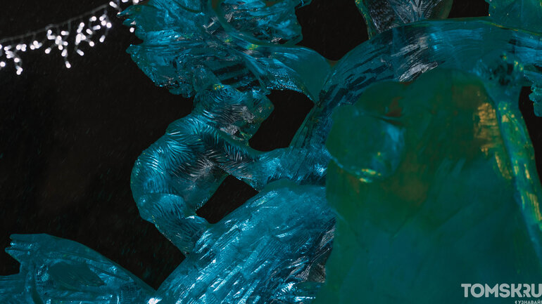 «Хрустальный Томск»-2025: мастера закончили ваять ледяные фигуры на Ново-Соборной