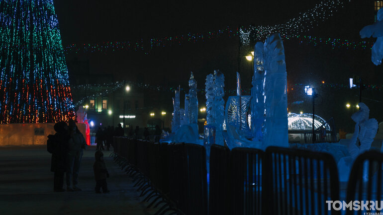 «Хрустальный Томск»-2025: мастера закончили ваять ледяные фигуры на Ново-Соборной
