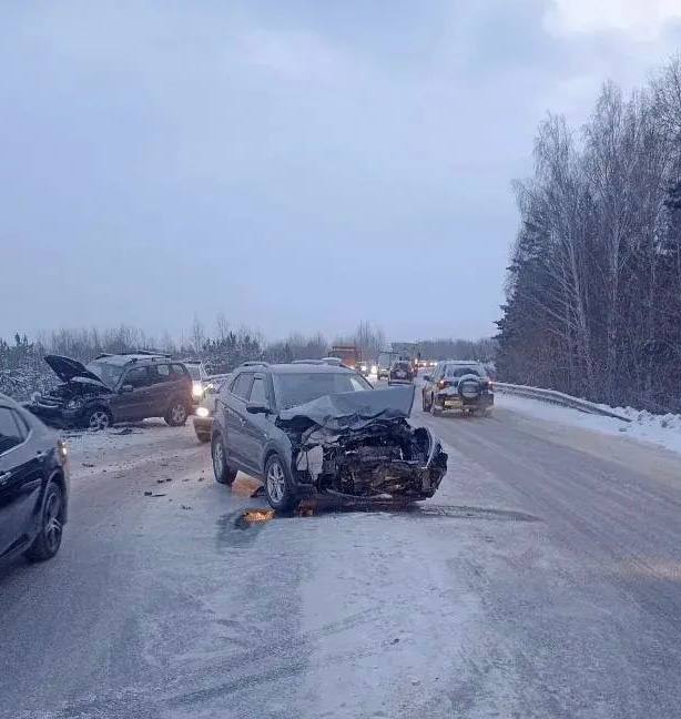 На трассе под Томском столкнулись две легковушки, есть пострадавшие