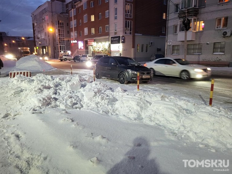 Мастера томской парковки: перекрытые авто или заблокированные проходы