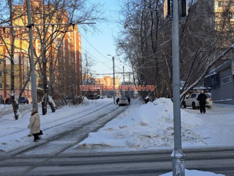 Мастера томской парковки: закрытый подъезд или стоянка на рельсах