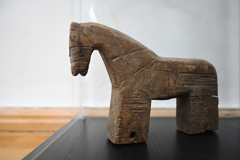 Древние амфоры и статуэтки с лошадьми можно увидеть в музее археологии ТГУ