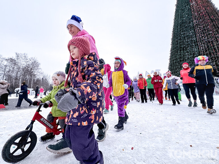 Больше 1000 человек пробежали 2026 метров по центру Томска