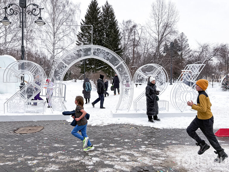 Больше 1000 человек пробежали 2026 метров по центру Томска
